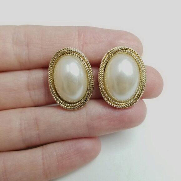 Vintage Oval Faux Pearl and Gold Tone Rope Twist Stud Earrings, Classic Design - Picture 6 of 6